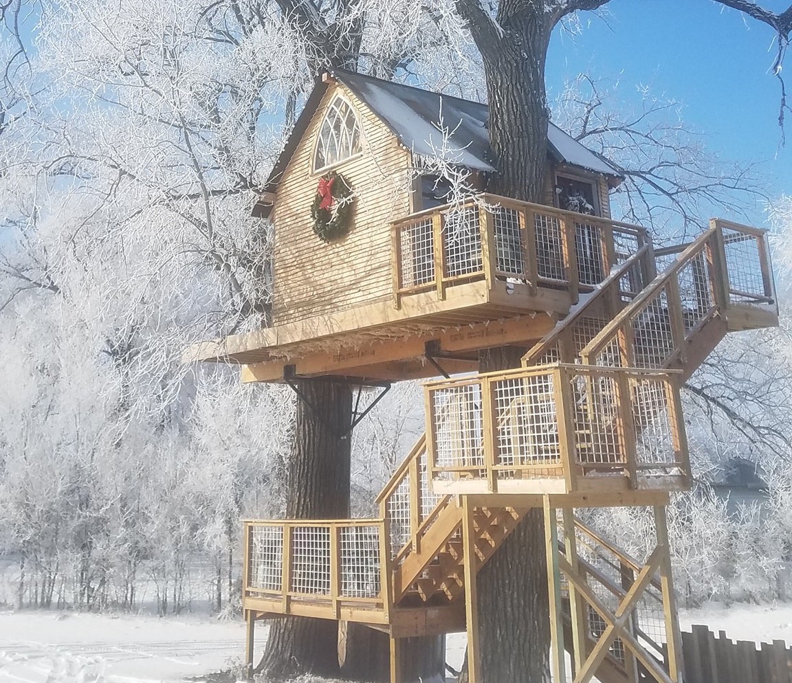 Exterior of Kottage Knechtion treehouse in the snow.