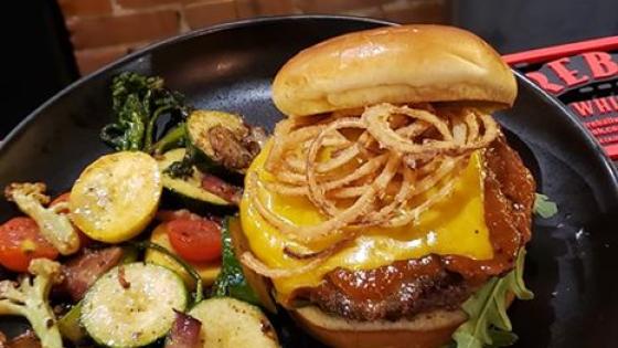 411 Restaurant & Lounge
